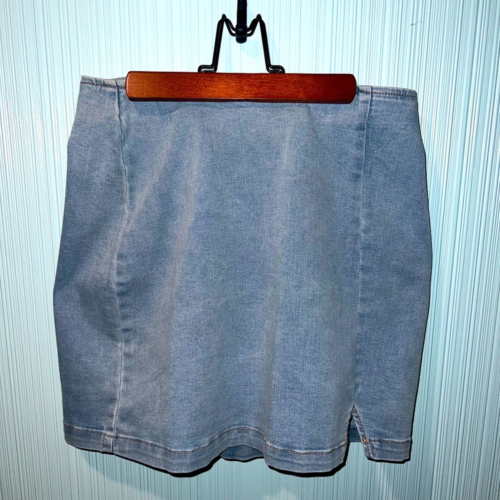Denim skirt, never worn, back zipper, soft denim